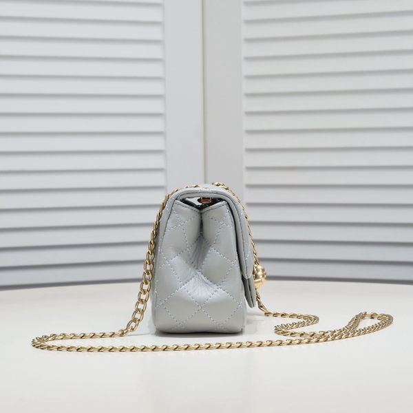 シャネルバッグ背面デザイン